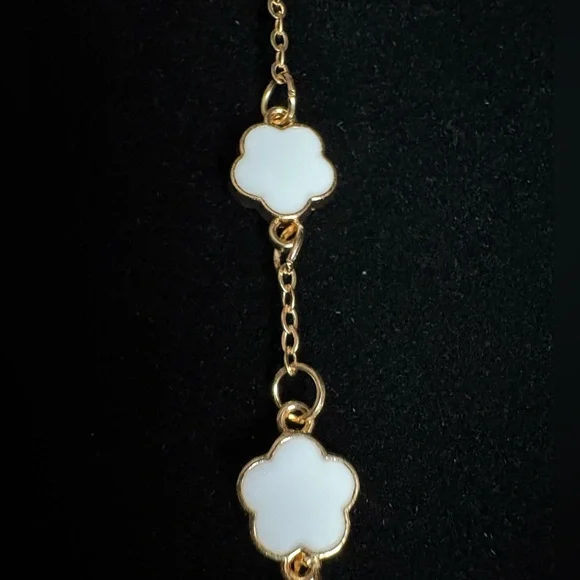 Trendy Gold & White Clover Flower Bracelet - Picture 2 of 6